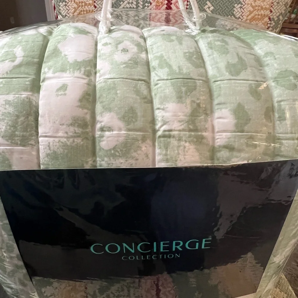 King Size Comforter, 2 king size pillow shams, green and white, new in bag - Picture 5 of 6